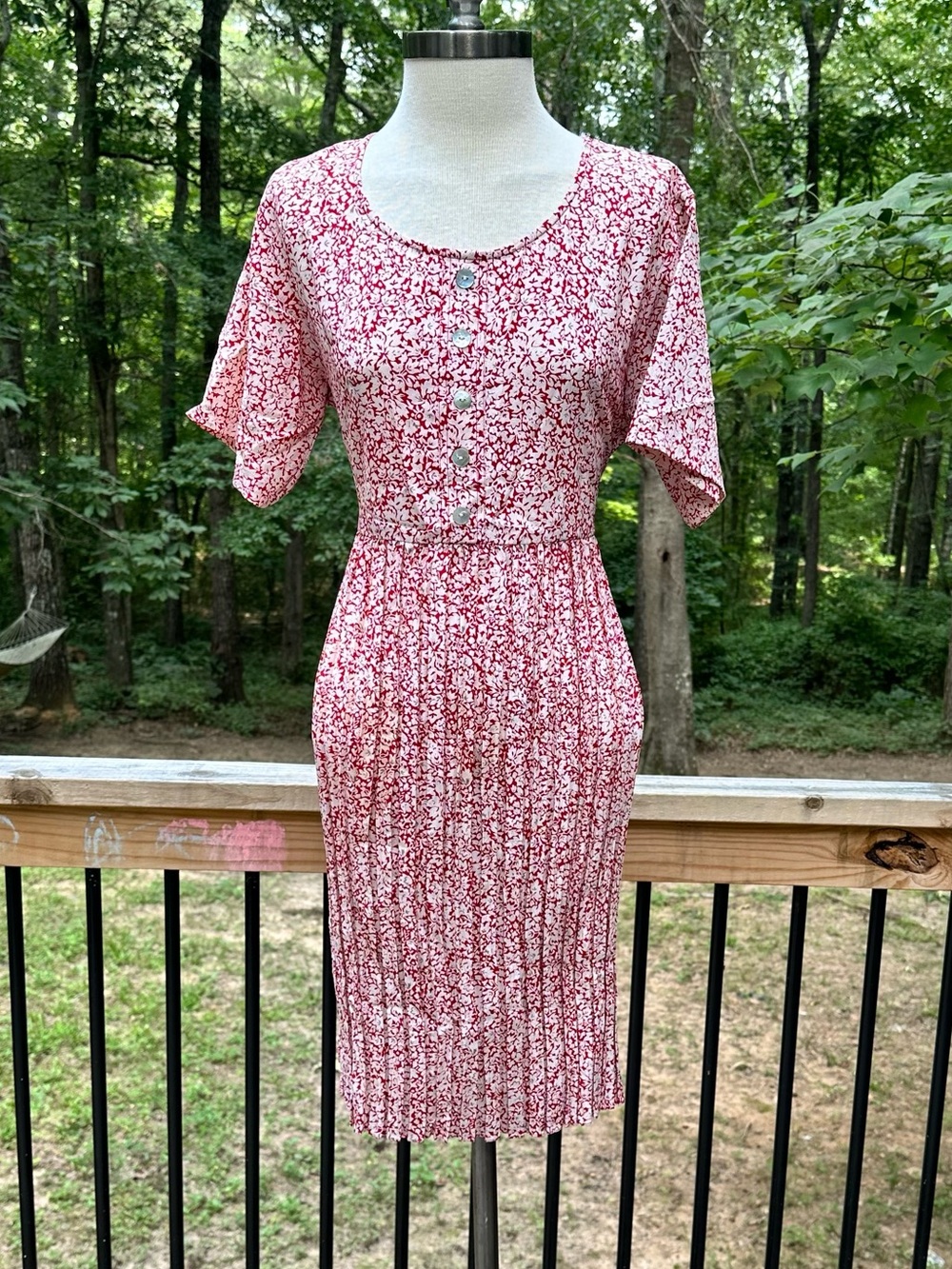 Red and Cream Floral Pleated Dress Womens 10 — Flowing A-Line